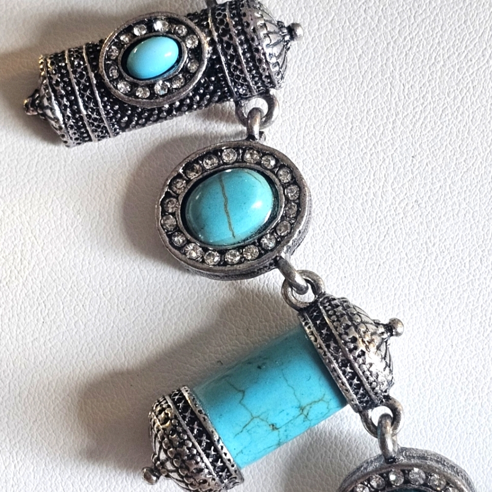 Rare Find Handcrafted / Engraved Howlite & Rhinestone Silver Tone Necklace. - Picture 2 of 6